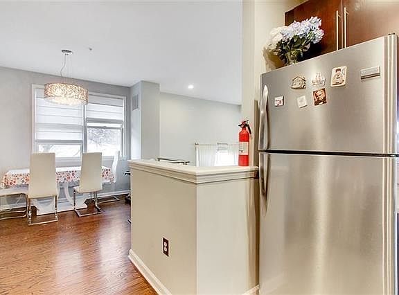 2nd image of 279 Roslyn Ct