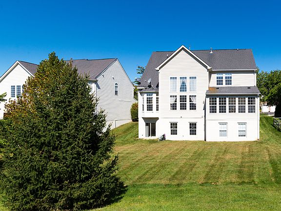 3rd image of 705 Vermillion Dr NE