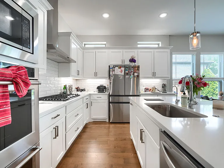 2446 Bainbridge Dr — Photo 4