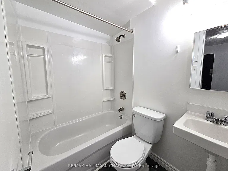58 Queen St W #4 — Photo 8