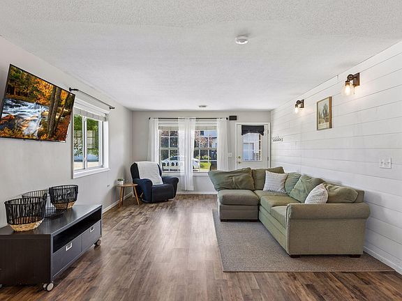 3rd image of 402 Sierra Pl