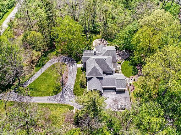 4th image of 300 Thorn Hill Ln