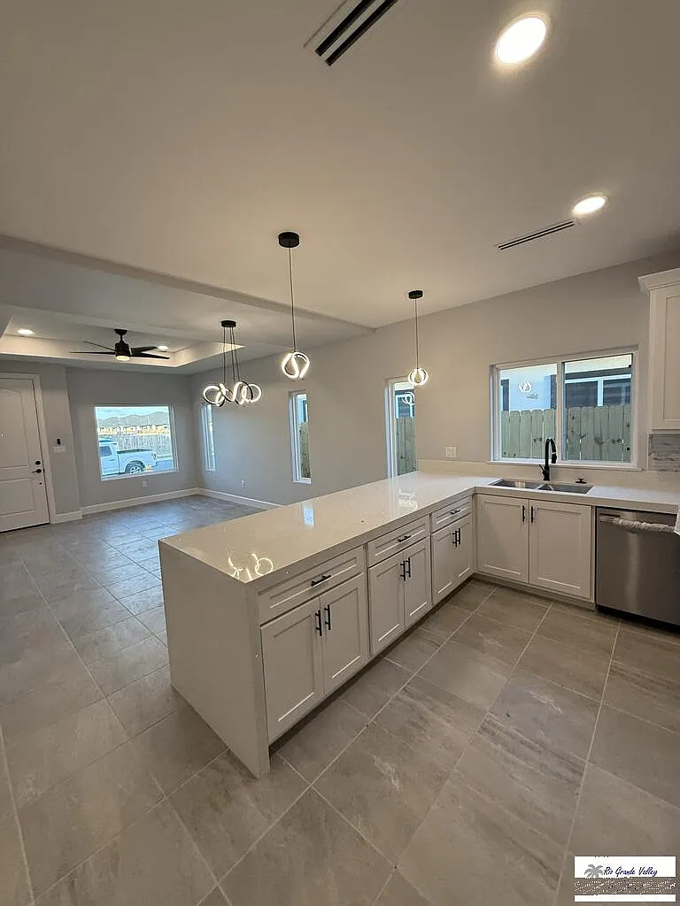 3 bed, 2.0 bath, 1285 sqft, $2,100 — Photo 1