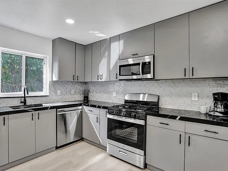 1230 Johnson St — Photo 3