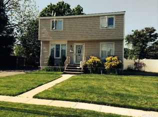 25 Harding St, Copiague, NY 11726