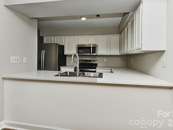 5th image of 1023 Cranberry Cir