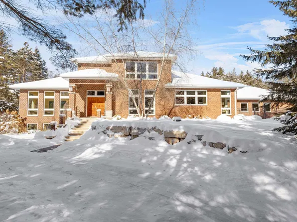 2830 Oakridge Rd, Neenah, WI 54956