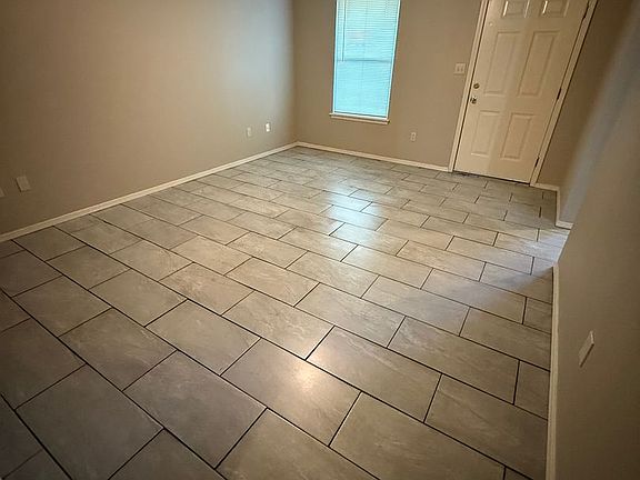 2nd image of 901 S 39th St