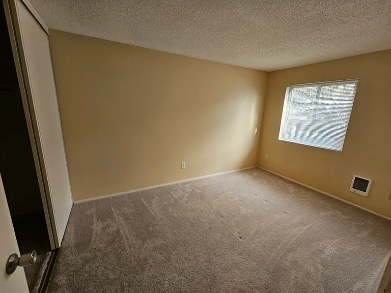 200 SW Florence Ave #F7 — Photo 2