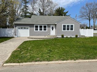 13 Winnecomac Ave, Deer Park, NY 11729