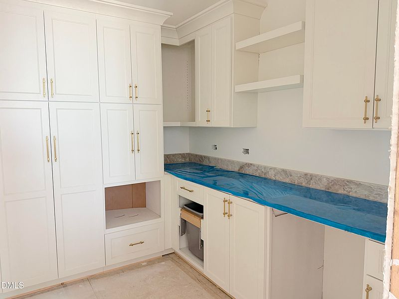 Current listing photograph 7 of 413 Pinecroft Drive