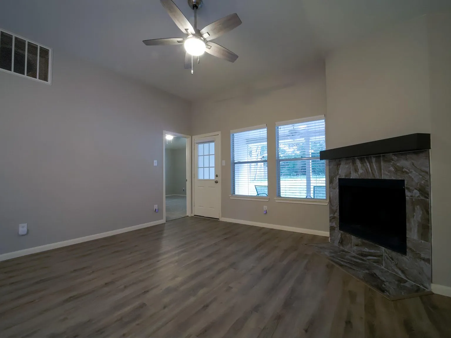 3 bed, 2.0 bath, 1229 sqft, $1,900 — Photo 3