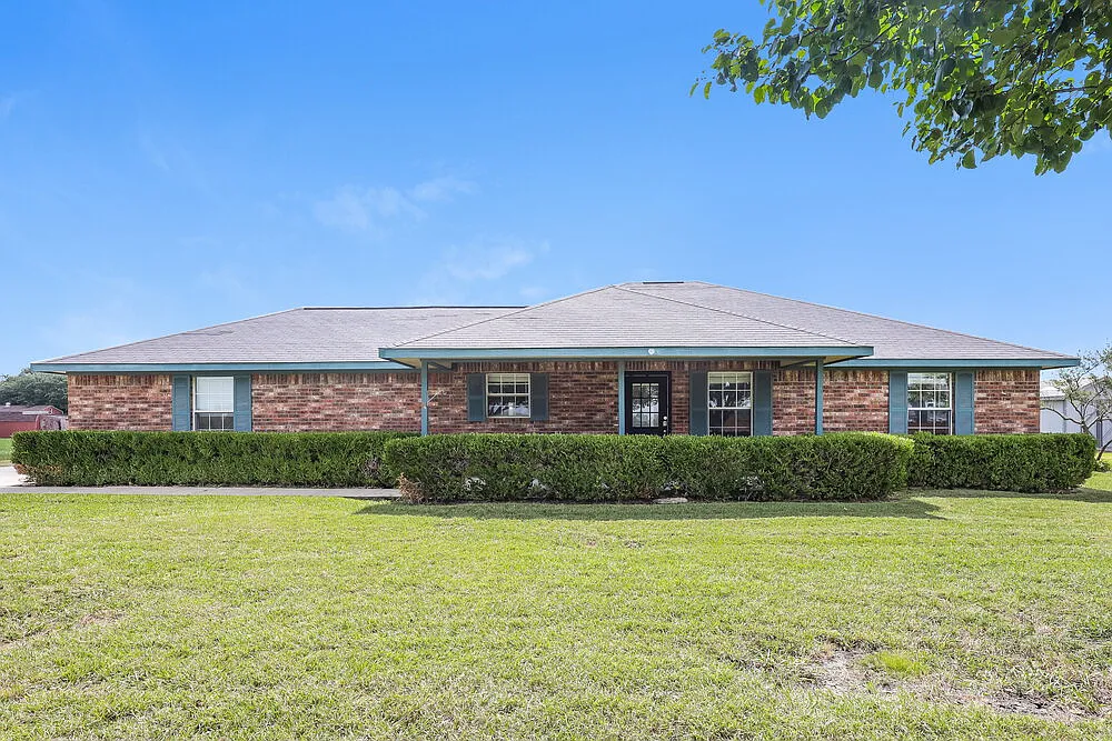 3 bed, 2.0 bath, 1687 sqft, $1,845 — Photo 1