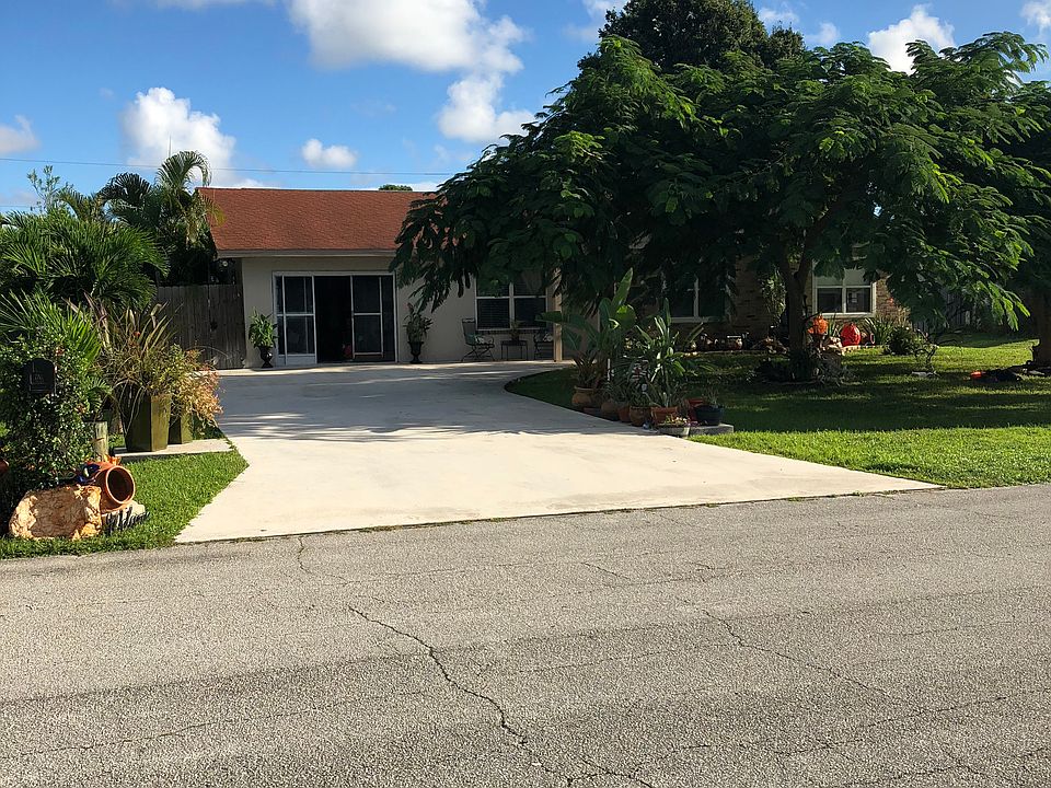 1st image of 951 SE Thornhill Dr