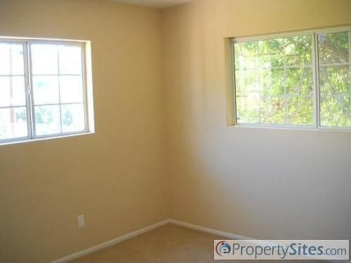 5th image of 419 S San Jacinto Dr