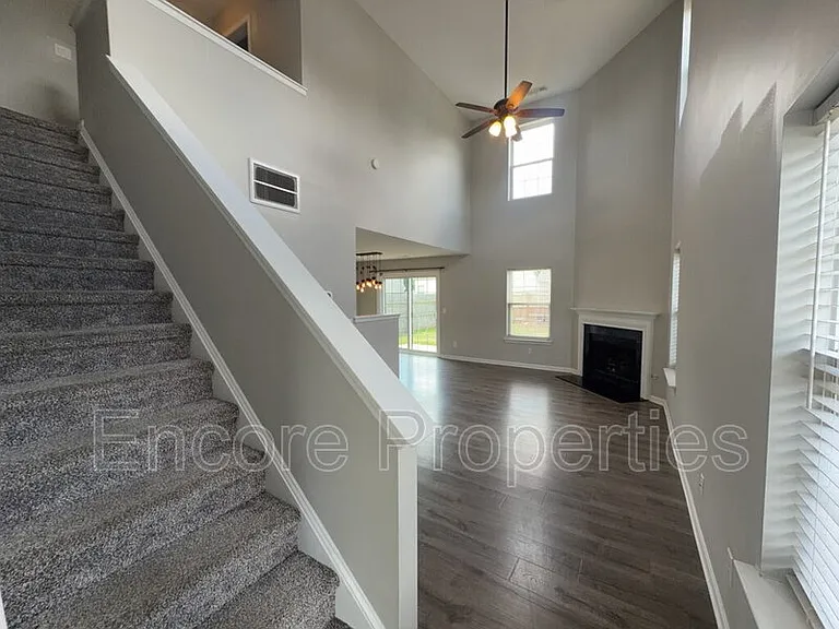 221 Danesway Dr — Photo 2