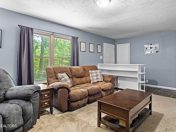 4th image of 323 Seymour Heights Dr