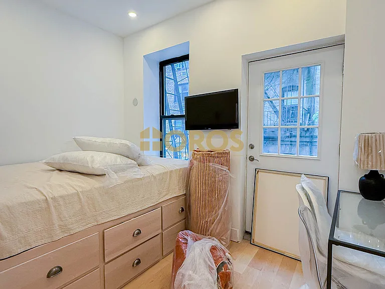 322 E 11th St #4 — Photo 6
