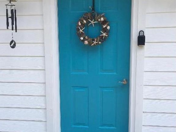 Private entrance and private parking. Pull-up right to the door with your groceries. Quiet and safe neighborhood with minimal foot traffic. 2-3 minute walk to the beach. 5 minute walk to restaurants (White Pillars, The Reef, Waffle House and souvenir shop
