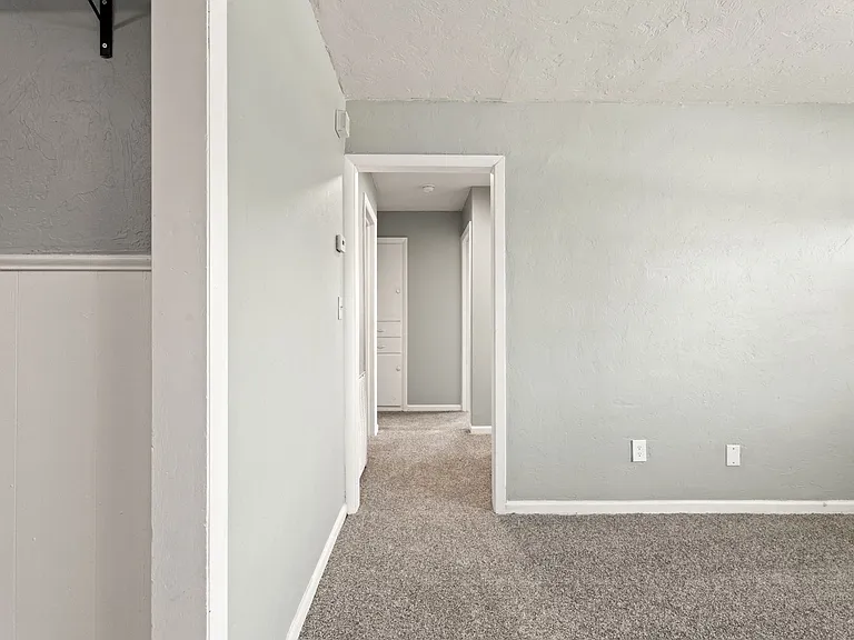 1029 Hoyt Ave — Photo 13