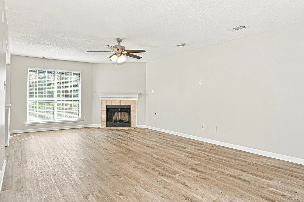 3 bed, 2.5 bath, 2300 sqft, $1,985 — Photo 4