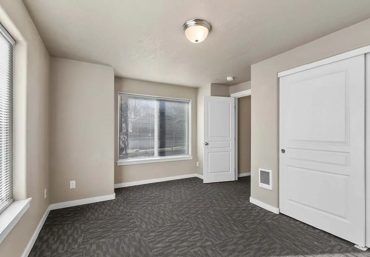 1 bed, 1.5 bath, 1600 sqft, $1,050 — Photo 2