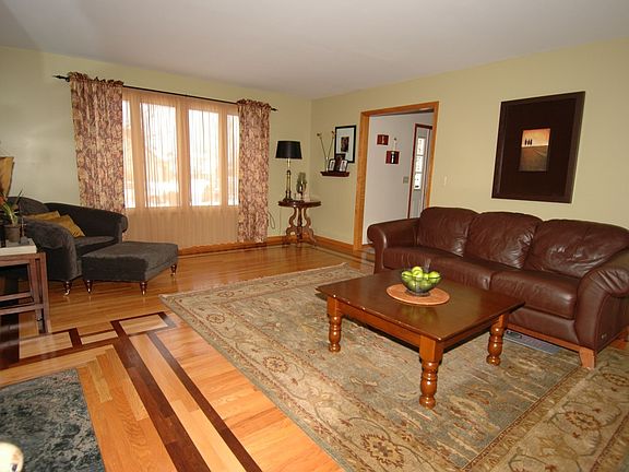 3rd image of 4657 Hampshire Dr