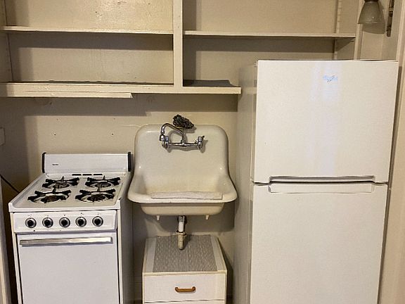5th image of 647 Snelling Ave N #207