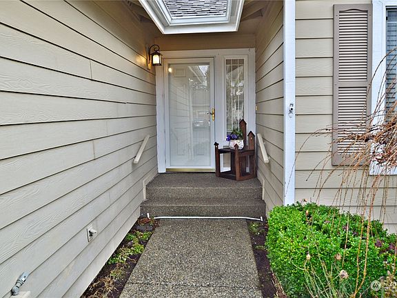 4th image of 16527 135th Avenue Ct E