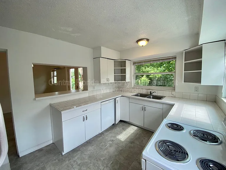 4030 Corrine Dr — Photo 7