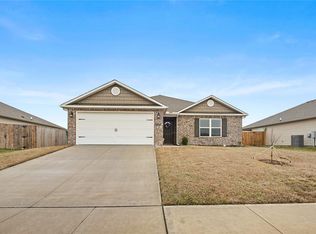 1641 Greenbank Dr, Centerton, AR 72719