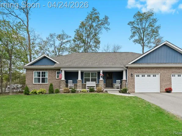 5860 Scenic Bluff Dr, Brighton, MI 48116