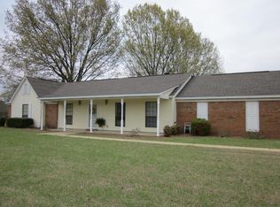 302 Hickory Ln, Batesville, MS 38606