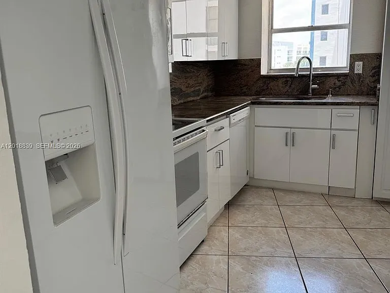 6039 Collins Ave #537 — Photo 2