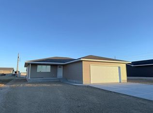 618 7th St, Phillips, NE 68865