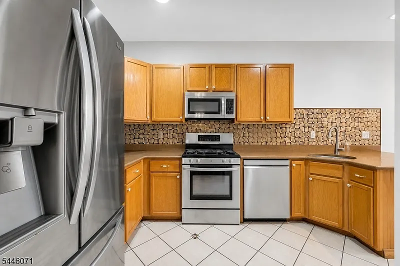3 bed, 2.5 bath, 1719 sqft, $4,200 — Photo 3