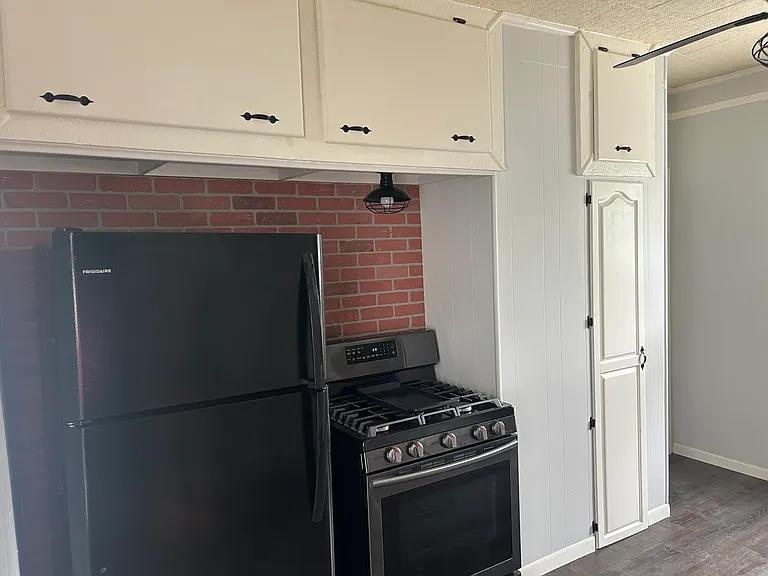 100-102 Hood St #1 — Photo 10