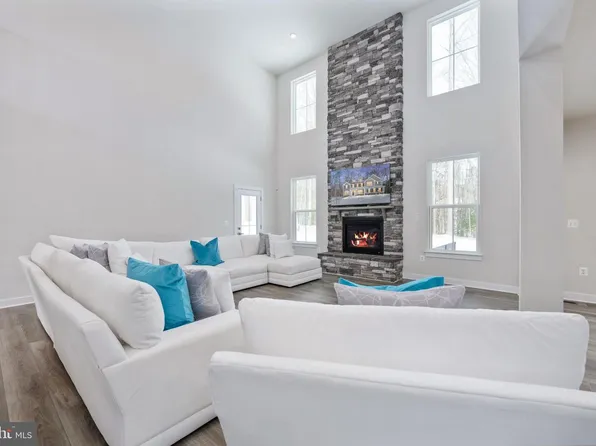 112 Lake Bluff Ct, Fredericksburg, VA 22406