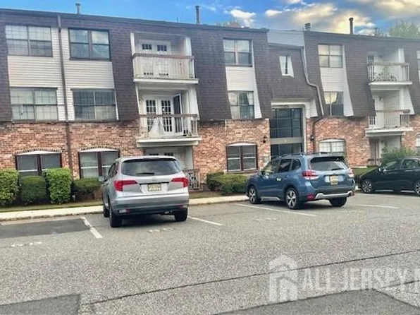 609 Green Hollow Dr, Iselin, NJ 08830