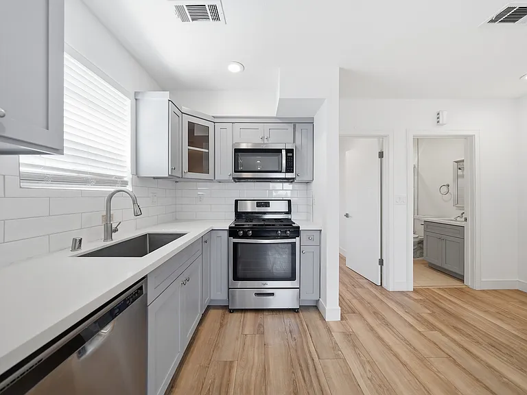 1235 1/2 W 39th Pl — Photo 15