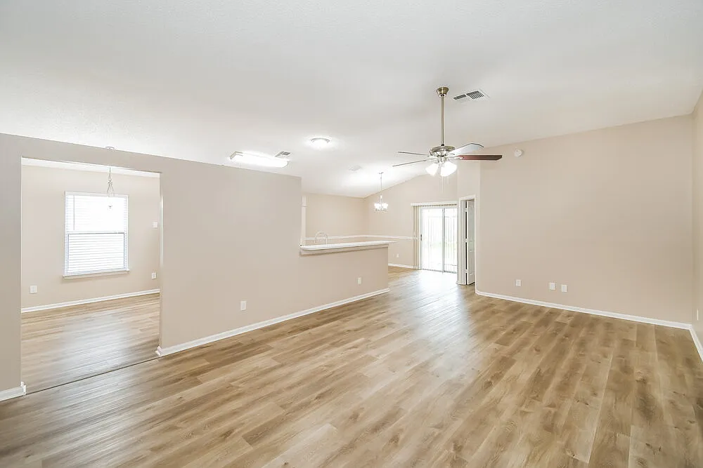 3 bed, 2.0 bath, 1558 sqft, $1,970 — Photo 3