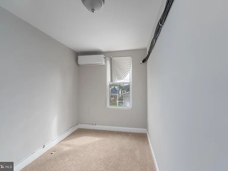 1521 Carswell St — Photo 15