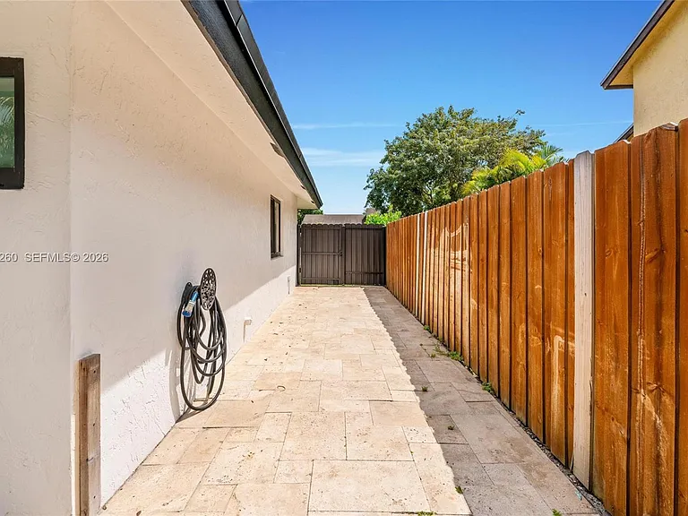 730 SW 95th Ter — Photo 37