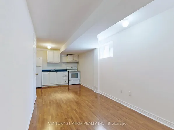 26 Aylesworth Ave, Toronto, ON M1N 2J5