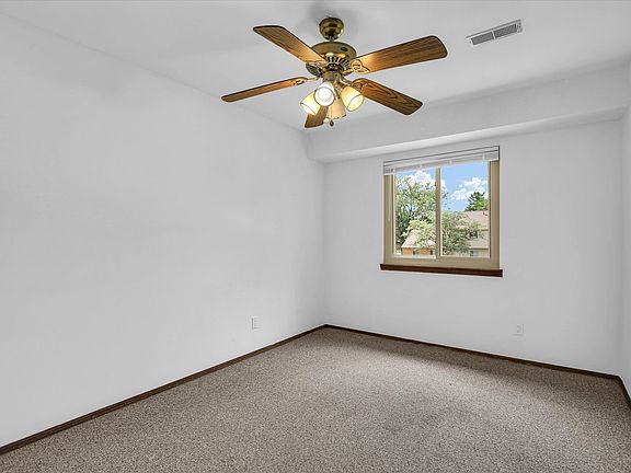 3rd image of 1613 Lyndhurst Dr APT F
