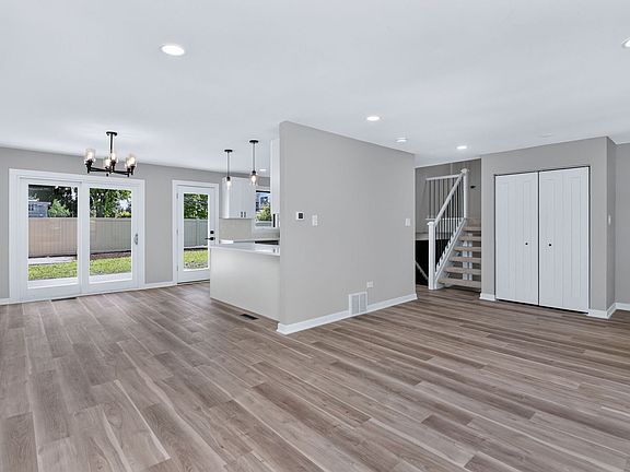 4th image of 216 W Kimbell Ave