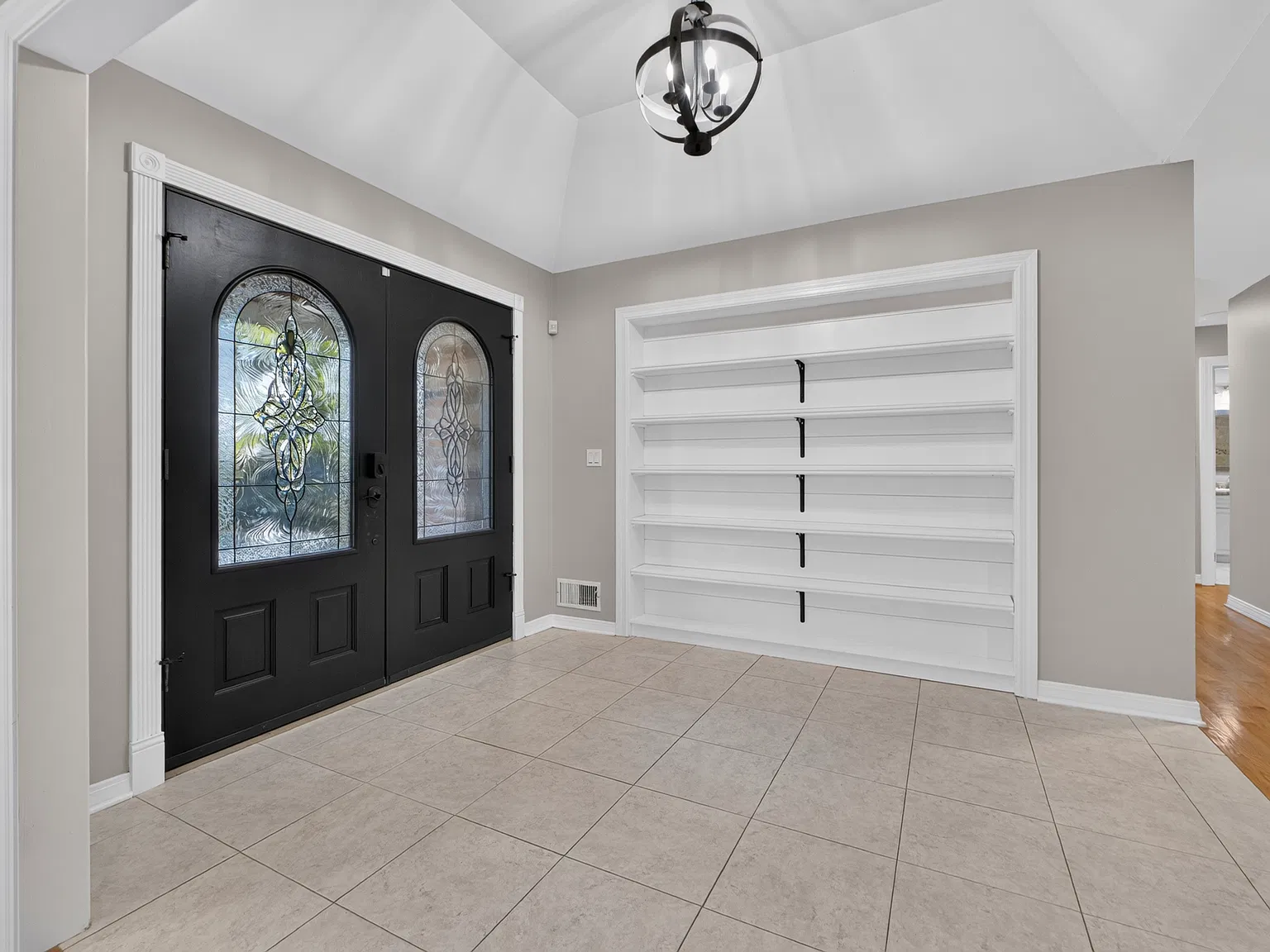 5 bed, 5290 sqft, $6,200 — Photo 4