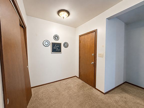 3rd image of 813 Richmond St