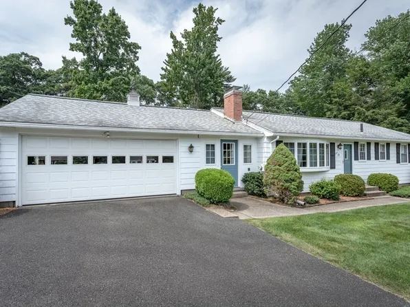 10 Shadow Ln, Westfield, MA 01085