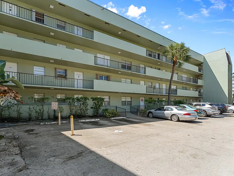 1638 Embassy Dr #208 — Photo 34